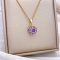 Drehbare runde Goldkette mit lila Zirkonia auf einem eleganten Schmuckständer - Rotierender Violetter Kreis (XL610) - Gold