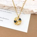 Collana con fiore rotante dorata con cristalli bianchi e smalto nero in acciaio titanio - Fiore Rotante a Quattro Petali (XL3762) / Oro