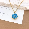 Collana con fiore rotante con petali azzurri e catena dorata su sfondo estetico - Margherita Blu Rotante (XL3765) / Oro