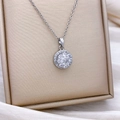 Silberne drehbare Halskette mit funkelndem runden Zirkonia-Blumenanhänger auf weißer Seide - Rotating White Zirconia Circle (XL610) - Silver