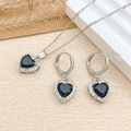 Elegantes Herzschmuck-Set aus Silber mit dunkelblauen Zirkonia und weißen Diamanten - Halskette Und Ohrringe Set (XL727) / Silber / Schwarz
