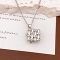 Eleganter quadratischer geflochtener Anhänger in Silber mit funkelnden Zirkonsteinen - XL1759 Rotierender Würfel Anhänger Silber