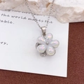 Elegante rotierende Sonnenblumenkette mit irisierenden Blütenblättern und Silberkette - Rotierende Fünfblättrige Blume Halskette Silber (XL35)