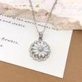 Collana con ciondolo a margherita rotante in finitura argento e dettagli in cristallo - Fiore Rotante (XL5234) / Argento