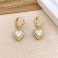 Exquisite goldene Herzohrringe mit funkelndem Zirkonia und Mikro-Pavé-Kristallen - Ohrringe (ED499) / Gold / Weiß