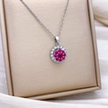 Drehbare silberne Halskette mit rosa Blumen-Edelsteinanhänger auf Schmuckständer - Rotating Rose Purple Circle (XL893) - Silver