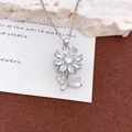 Drehbare Sonnenblumen-Halskette in Silberoptik mit funkelnden Zirkonia-Blütenblättern - Silber Ganz Weiß Stil (XL1646)