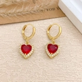 Elegante goldene Herzohrringe mit rotem Zirkonia und weißem Kristallrand für Damen - Ohrringe (ED499) / Gold / Rot
