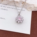 Drehbare Sonnenblumen-Halskette in Silberoptik mit rosa Zirkonia-Steinen und feiner Kette - Rotierende Rosa Vielblättrige Blume Halskette Silber (XL221)