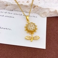 Goldene Sonnenblumen-Halskette mit weißen Zirkonia auf dunklem strukturiertem Hintergrund - Gold Stil (XL2220)
