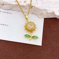 Eleganter rotierender Sonnenblumen-Anhänger in Gold mit funkelnden weißen Kristallen - Gold Grünes Blatt Stil (XL2220)