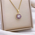 Goldene Titan-Halskette mit lila Sonnenblumen-Anhänger und weißen Zirkonia-Steinen - Rotating Purple Circle (XL1196) - Gold