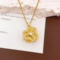 Rotierende goldene Blumenhalskette mit weißen Kristallen an einer feinen O-Kette - XL3611 Rotierender Dreiblättriger Blumenanhänger Gold