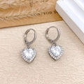 Elegante silberne Herzohrringe mit funkelnden Zirkonsteinen im hängenden Creolen-Stil - Ohrringe (ED499) / Silber / Weiß
