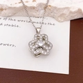 Rotierende silberne Blumenkette mit Herzblättern und funkelnden Zirkonsteinen - XL3611 Rotierender Dreiblättriger Blumenanhänger Silber