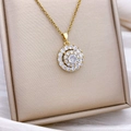 Drehbare Halskette aus goldenem Titanstahl mit mehrschichtigem runden Kristallanhänger - Rotating Multi-layer White Zirconia Circle (XL2524) - Gold