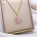 Goldene Titanstahl-Halskette mit einem drehbaren runden Anhänger aus rosa Kristallen - Rotating Multi-layer Pink Circle (XL2524) - Gold