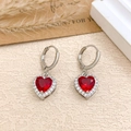 Elegante herzförmige rote Zirkon-Ohrstecker mit Versilberung und weißen Halo-Steinen - Ohrringe (ED499) / Silber / Rot