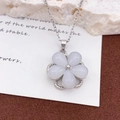 Drehbare Sonnenblumen-Halskette mit silbernen Blütenblättern, Chalzedon und Diamanten - Rotierende Fünfblättrige Blume Halskette Silber (XL2360)