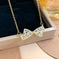 Élégant collier nœud plaqué or avec zircons cubiques sur écrin en velours noir - Style Pavé Ajouré (XL85) / Or