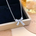 Collier élégant en argent avec pendentif nœud serti de zircons sur une chaîne croisée - Style Nœud Papillon Pavé (XL222) / Argent