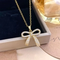 Elegante collana dorata con ciondolo a fiocco e zirconi bianchi su portagioie - Oro (XL96)