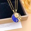 Collana di coppia con sole dorato e luna blu intenso su una scatola per gioielli in velluto - Bagua Sole Luna Oro (XL2890)
