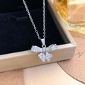 Zilveren strik-hanger ketting met witte stenen gepresenteerd op een sieradendoosje - Zilver (XL97)