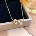 Elegante gouden strik ketting met sprankelende kristallen op een zwart juwelendoosje - Goud (XL5439)