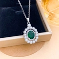 Elegante collar de plata con gema verde óvalo rodeada de perlas y circonitas - Collar Ovalado Perla Plata (XL3953)