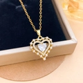 Collar de corazón dorado con perlas y circón en exhibidor de terciopelo negro - Collar Corazón Perla Hueco Oro (XL4158)