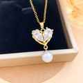 Collar de corazón dorado con circonitas y perla redonda sobre terciopelo negro - Collar Corazón Perla Estrella Oro (XL5260)