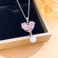 Collar de corazón de circón rosa y perla con cadena plateada sobre joyero de terciopelo - Collar Corazón Perla Rosa Estrella Plata (XL5260)