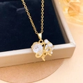 Elegante collar dorado con lazo y corazón con circonitas de pera y perlas blancas - Collar Corazón Perla Lazo Oro (XL5488)