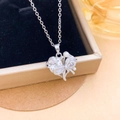 Elegante collar de corazón y lazo con circonitas brillantes y una perla pequeña en plata - Collar Corazón Perla Lazo Plata (XL5488)