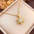 Elegante gouden sneeuwvlok hanger ketting met zirkonia stenen op een zijden kussentje - Roterende Sneeuwvlok Stijl (XL22) / Goud
