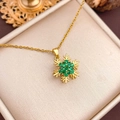 Gouden sneeuwvlok ketting met micro-gezette groene stenen aan een fijne schakelketting - Groene Roterende Sneeuwvlok Stijl (XL22) / Goud