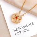 Gouden ketting met een klavertje vier hanger met witte parels en een rode edelsteen - XL3935 Hart Vijfbladige Bloem Goud