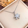 Eleganter rotierender Silber-Schneeflocken-Anhänger mit Zirkonia-Steinen - Rotierendes Schneeflocken-Design (XL22) / Silber