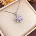 Drehbare Schneeflocken-Halskette mit rosa Zirkonia-Inlay aus silberfarbenem Titanstahl - Rosa Rotierendes Schneeflocken-Design (XL22) / Silber