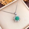 Rotierende Schneeflocken-Halskette mit grünen Edelsteinen in Silberoptik und O-Kette - Grünes Rotierendes Schneeflocken-Design (XL22) / Silber
