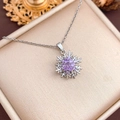 Eleganter rotierender Schneeflocken-Anhänger mit lila Zirkonia-Steinen in Silberoptik - Violettes Rotierendes Schneeflocken-Design (XL22) / Silber