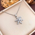 Drehbarer Schneeflocken-Anhänger aus Silber mit Zirkonia-Steinen auf einer Schmuckschatulle - Nur Anhänger (Ohne Kette) (XL911) / Silber