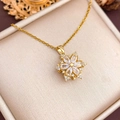 Drehbare Schneeflocken-Halskette in Gold mit funkelnden Zirkoniasteinen in einer Box - Rotierendes Sechsblättrige Blume Design (XL1990) / Gold