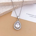 Collier pendentif goutte en argent élégant avec zircone cubique sur fond de pierre - Collier Goutte d'eau Ajouré XL2564 Argent