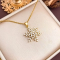Rotierende Schneeflocken-Halskette in Gold-Finish mit funkelnden Kristallen - Rotierendes Schneeflocken-Design (XL2161) / Gold