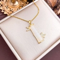 Collar colgante de bambú con piedra blanca y mariposas doradas en estuche de regalo - Estilo Cuenta Grande (XL194) - Dorado
