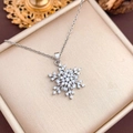 Eleganter rotierender Schneeflocken-Anhänger mit Zirkon-Pflasterung in Silber-Finish - Rotierendes Schneeflocken-Design (XL2161) / Silber