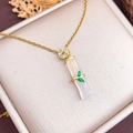 Collar de bambú dorado con colgante blanco y hojas verdes en caja de joyas - Estilo Bambú Dinero (XL440) - Dorado