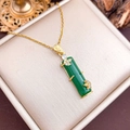 Collar con colgante de bambú en jade verde, acabado dorado y cristales brillantes - Estilo Bambú Verde (XL463) - Dorado